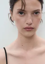 Top de tirantes finos con cuello escotado y diseño entallado al cuerpo.