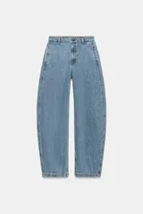 Jeans ZW Collection de tiro alto y diseño balloon leg, color celeste con efecto lavado. Presenta trabillas para cinto, bolsillos laterales ocultos en costura y cierre frontal con cremallera y botón metálico.