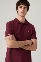Remera polo Levi's color bordó, de manga corta, con cuello y tapeta de tres botones. Incluye el logo de la marca en el pecho.