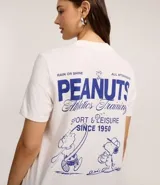 Remera blanca de algodón con cuello redondo y mangas cortas. Estampado frontal con el logo de Peanuts, Snoopy y Woodstock.