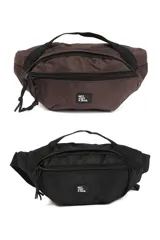 Riñonera negra con dos compartimentos con cierre, correa ajustable y parche decorativo con texto en el frente.