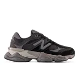 Championes New Balance modelo 9060, de diseño chunky en tonos negros y grises con detalles translúcidos. Combinan malla y gamuza, con la característica 'N' en los laterales y entresuela esculpida.