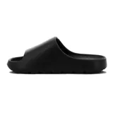 Chanclas Diadora modelo Bali, color negro, de diseño deslizante con suela gruesa y estriada.