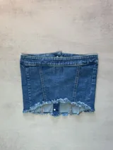 Top strapless de jean con botones blancos y ruedo desflecado.