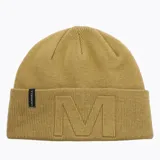Gorro tipo beanie de punto color mostaza con diseño de doble capa. Presenta una letra M bordada en relieve en el frente y una etiqueta pequeña con el logo de la marca en el borde inferior.