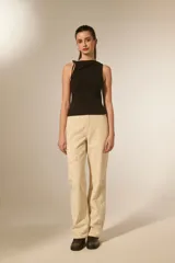 Top sin mangas de viscosa color negro, ajustado al cuerpo, con cuello redondo y frunces asimétricos en el hombro izquierdo.