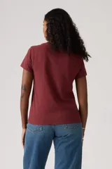 Remera de manga corta color bordó, con cuello redondo y el logo de Levi's en el pecho.