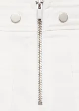 Pantalon capri blanco de tiro alto con diseño entallado. Presenta cierre frontal con cremallera, botones decorativos en la cintura, dos bolsillos de parche delanteros y detalle de flores aplicadas en la parte inferior de cada pierna.