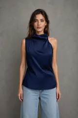 Top de satén azul profundo con cuello drapeado, diseño sin mangas y corte asimétrico.