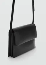 Bolso tipo sobre de diseño minimalista en color negro, con solapa frontal y correa ajustable y extraíble para llevar al hombro o cruzado.