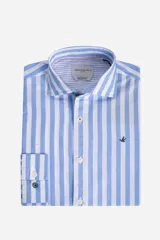 Camisa de manga larga Brooksfield con diseño de rayas verticales en tonos blanco y celeste. Presenta cuello clásico, cierre frontal con botones y logo bordado en el pecho.