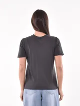 Remera gris oscuro con estampa frontal con la frase "Make American Cowboy Again" en letras celestes.