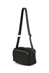 Bandolera color beige con correa ajustable negra. Cuenta con un compartimento principal con cierre y un bolsillo frontal con cierre.