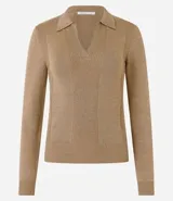 Blusa de punto ajustada color negro, con cuello polo y escote pronunciado en V. Presenta un tejido acanalado vertical en el torso y mangas largas.