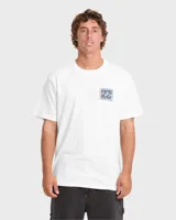 Remera blanca de manga corta con gran estampado trasero de ondas en colores pastel y marco punteado.