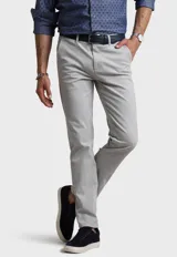 Pantalón chino Arrow color gris claro, de corte slim fit, con bolsillos laterales y traseros.