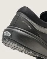 Championes Vans modelo Ultrarange 2.0, color negro con detalles en gris oscuro. Presentan un diseño técnico con entresuela UltraCush™ Lite para mayor amortiguación, sistema de ajuste con cordones y suela con patrón waffle inverso para mejor tracción.