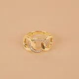 Anillo de oro 10k con diseño de eslabones entrelazados, decorado con pequeñas circonias brillantes incrustadas.