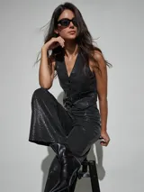 Pantalon negro de tiro medio con acabado brillante de lentejuelas, corte recto y amplio.