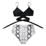 Bikini de dos piezas con corpiño negro tipo crop top con diseño cruzado y bombacha de tiro alto con estampado animal print de leopardo.
