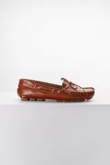Mocasín de cuero color marrón con cordones y suela con agarre.