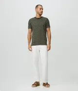 Remera masculina de corte regular, confeccionada en tejido de algodón y poliéster, con diseño de rayas horizontales en hilo teñido, cuello redondo y manga corta.