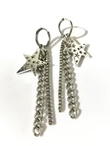 Par de aros colgantes de acero quirúrgico plateado, con cierre de aro, dije de estrella calada y cadenas colgantes de diferentes diseños.
