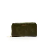 Billetera rectangular con cierre perimetral, confeccionada en material texturizado color verde oliva. Presenta una placa metálica decorativa en el frente y tirador de cierre en tono dorado.