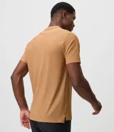 Remera deportiva Get Over de poliamida texturizada color tostado, con cuello redondo, mangas cortas y estampa localizada en el frente.
