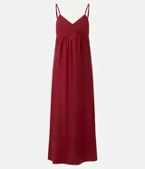 Vestido midi de corte evasé confeccionado en viscosa, con escote corazón y breteles finos. Presenta un diseño fluido con espalda elástica y aberturas laterales en el ruedo.
