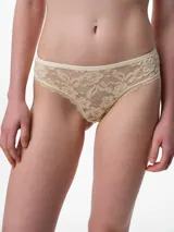 Colaless de tiro medio confeccionada íntegramente en encaje con diseño floral, con ribete elástico suave en la cintura y fundillo de algodón.