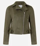 Campera biker corta de gamuza sintética negra, con cuello con solapa, cierre frontal con cremallera desplazada, bolsillos laterales con cremallera y trabillas en la cintura.