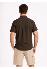 Camisa Arrow de manga corta y cuello con botones, color marrón, confeccionada en mezcla de lino y algodón.
