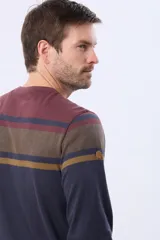 Remera de manga larga con cuello redondo, diseño a rayas horizontales en tonos beige, verde oscuro y gris. Confeccionada en algodón y poliéster.