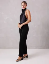 Pantalón wide leg de tejido con acabado brillante, marca Allie Rose. Presenta una pretina elástica fina y una costura vertical frontal que recorre toda la pierna.