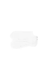 Pack de dos medias tipo sneaker de corte bajo, color blanco, con logo de la marca bordado en la parte superior.