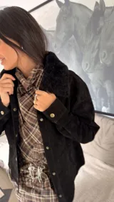 Camisa de cuero marrón con cierre de broches en la parte delantera y cuello de corderito.