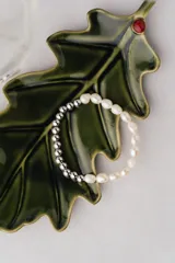 Pulsera elástica con cuentas de perlas de río y acero quirúrgico plateado.