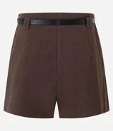 Short de sastrería marrón con corte estructurado, pinzas delanteras y diseño mini, de la marca Blue Steel. Incluye un cinturón negro delgado con hebilla metálica.