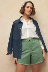 Short blanco de tiro alto, de algodón y elastizado, con terminación desflecada.