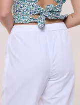 Pantalón capri de algodón a rayas verticales en tonos azul, celeste y blanco, con cintura elastizada, cordón de ajuste frontal y bolsillos aplicados.