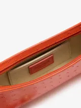 Cartera tipo bandolera Jacquemus Le Bisou Perle de cuero color naranja con efecto avestruz, de silueta curva y correa regulable con esfera metálica dorada. Incorpora el logotipo metálico de la marca en el frente y cierre superior.