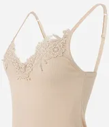 Pijama short doll de dos piezas en color beige, confeccionado en tejido acanalado de viscosa con elastano. Incluye una musculosa con breteles finos regulables y un short de cintura elastizada.