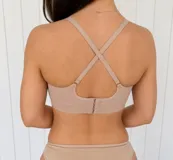 Corpiño reductor de microfibra con diseño sin aro, que ofrece soporte y realce. Cuenta con breteles regulables y cierre de broches en la espalda.
