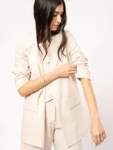 Blazer oversized color beige de corte recto, confeccionado en tela con lino.