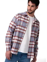 Camisa de manga larga con estampado de cuadros en tonos gris, azul y marrón. Presenta cuello camisero, cierre frontal con botones, bolsillo en el pecho con ranura para bolígrafo y dobladillo redondeado.