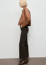 Pantalón de pana estilo flare con tiro medio, cierre de botón y cremallera, trabillas para cinturón y diseño de cinco bolsillos.