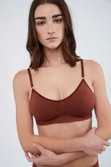 Soutien tipo bralette color beige, sin costuras y sin aro, con copas removibles. Confeccionado en microfibra, tiene breteles regulables y broche doble en la espalda con tres medidas.