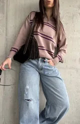 Sweater de punto color lavanda con diseño rayado en tonos morados, cuello polo con botones y mangas largas.