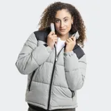 Campera puffer Reef con diseño bicolor en negro y blanco. Presenta cuello alto, cierre frontal completo y bolsillos laterales con cierre. Incluye logo de la marca estampado en el pecho.